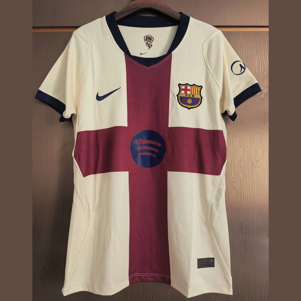 بلوزة برشلونة إصدار خاص نسواني 2026/27