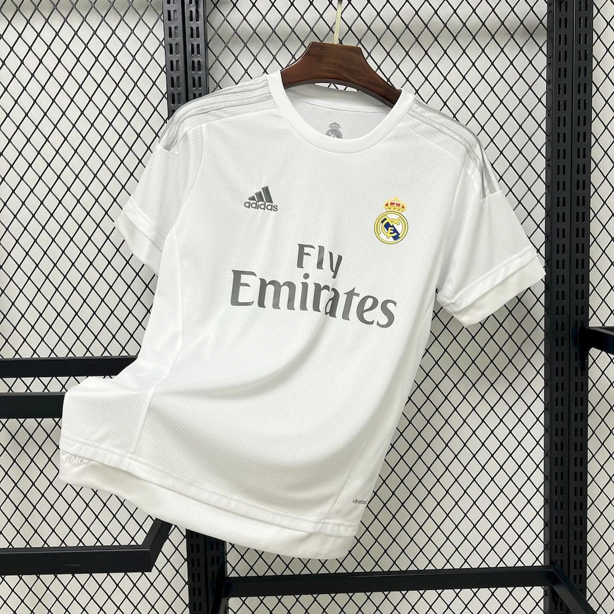 بلوزة ريال مدريد ريترو 2015/16 أساسية
